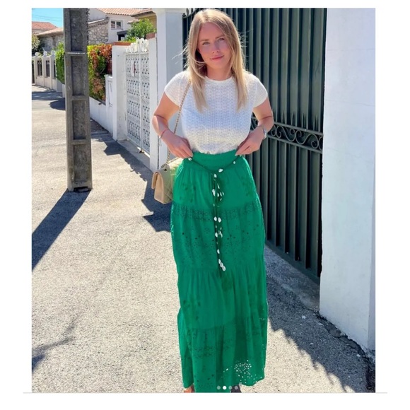 Embroidered skirt with sea shell design - Picture 8 of 14